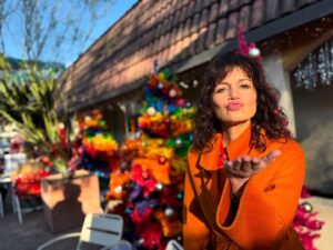 Carla Gugino Instagram - Wishing you the Merriest of Christmases and the most Joyous of Hanukkahs Lovers! ♥️🎄 🌟 💋📸#sebastiangutierrez