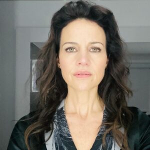 Carla Gugino Instagram - Happy Halloween Peeps! 🎃 🧡 🐦‍⬛ 🐈‍⬛ 🍁
In honor of this epic spooky holiday, upon request some traditional trailer selfies taken while filming @thefallofhouseofusher that I never posted as we were on strike when the show came out. 
And then they were forgotten in the midst of long ago taken pics. ✨✨ By me, but not you my fans so thank you and these are for you! 🙌🏼

(PART 1:: Incarnations of Verna in no particular order.) 
  I know many of you are sad not to have a new @flanaganfilm show to watch this Halloween so hopefully this will help with that feeling of Halloween streaming emptiness. 😢 Or you can just watch one of them again! ;) #happyhalloween 
Love, Verna ♥️🐦‍⬛