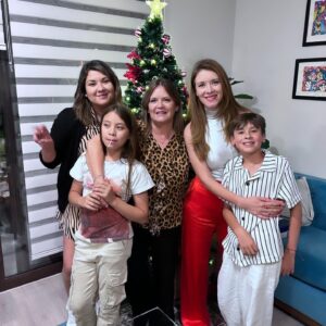 Carla Jara Instagram - Disfruté tanto navidad, que no había subido nada...ver esa sorisa en su carita, me llena de amor!!!
 Espero hayan pasado una linda noche buena!!!
🎁🎅🎄❤️