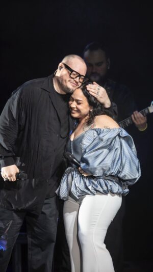 Carla Morrison Instagram - ¿Sabían que @leoelleon me apoyó desde el día 1 de mi carrera? Cuando Leonel me pide que me suba a un avión para ir a cantar con él, es algo que priorizo totalmente, porque siempre ha estado ahí para mí. Desde que lloraba en la prepa con mi amiga Lupita en el carro escuchando sus rolas, hasta ahora, que tengo el regalo de cantar con él en vivo y a todo color.

Leo, tienes todo mi respeto y admiración. Le agradezco tanto a Dios por haberte puesto en mi camino. Eres un guía, una luz enorme en esta industria, una de las estrellas más grandes y nobles de nuestro país. Tenerte cerquita es un honor inmenso ¡Aprendo tanto de ti!

Gracias por la invitación. Ojalá todos pudieran ver lo generoso y amoroso que eres con cada persona que se cruza en tu camino ¡Eres inigualable! ✨❤️ Y, además, cantas como si hubieras caído del mismo cielo. ¡Te pasas! ✨✨✨ ¡Ayyyyy! ¡Eres maximérrimo!