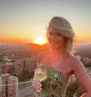 Carla Ochoa Instagram - Un abrazo con todo mi amor!!! Que sea una linda celebración!!! ✨🌟💫 Feliz 2025 🇨🇱 de mi ❤️ y el 🌎entero!!!💖💖💫