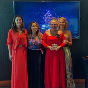 Carla Ochoa Instagram - Con mi corazón lleno de alegría y emoción estamos cerrando este año 2024 con mis @mujeresinfluyenteschile gracias por tanta generosidad. @tcreofabiolaolate @karinbrenner7 @capazos_daniella_salcedo en especial ❤️❤️❤️ The Best!!!