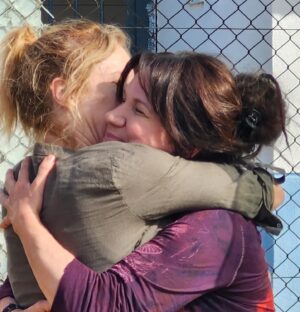 Carla Peterson Instagram - Terminamos de filmar EL TIEMPO DE LAS MOSCAS . Este abrazo es la suma del esfuerzo y trabajo de un equipo de  enorme. 
Nos aferramos a la fantasía de esta historia y la volvimos realidad. Volamos Muchas horas , llegamos a muchos lugares. Kilómetros de ida y vuelta. Vimos el mar y la oscuridad del encierro. La soledad y la multitud cada vez q sonaba la palabra acción.  La felicidad de estos momentos me la  llevo para siempre en el corazón. 
Gracias por cuidarme mientras todos corríamos de acá para allá.  Las mantitas las pantuflas el cafecito, los cables el pelo las ojeras la letra la LUZ , la marca .
! Dos equipos de los mejores de nuestro cine. 
Cada día agradezco la suerte que tengo, pero esto ni en mis sueños!  Una vez más lo hicimos juntas @duplaa_nancyok y lo seguiremos haciendo ! 
Gracias al motor q genero todo  @vaneragone @haddockfilms 
Dirigida x @anina_katz y @benjanaishtat  háblame de Lujo. 
Me llevo amigas y amigos. 
Gracias infinitas gracias!!!
@adrivior @gustrivi @elirosesok @cataniava @dinobalanzino @ohgaleano @yararadop  @tomasobalas 
@nicodiodo @galarralde @flor.orce y los amigos de sutep @juanitosanza @bebuuu88 @radnerg @fran_seoane__ @ciudadanimal27  @soylakuma @marianarossellimakeup @floragrosso.mua @
@javierbraier @valerialois @osquiguzman 
Me faltan los @! 
Los quiero un montón! 
Y ahora solo queda esperar y disfrutarla en @chenetflix