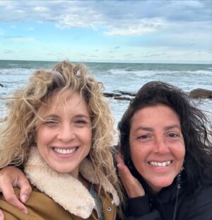 Carla Peterson Instagram - Terminamos de filmar EL TIEMPO DE LAS MOSCAS . Este abrazo es la suma del esfuerzo y trabajo de un equipo de  enorme. 
Nos aferramos a la fantasía de esta historia y la volvimos realidad. Volamos Muchas horas , llegamos a muchos lugares. Kilómetros de ida y vuelta. Vimos el mar y la oscuridad del encierro. La soledad y la multitud cada vez q sonaba la palabra acción.  La felicidad de estos momentos me la  llevo para siempre en el corazón. 
Gracias por cuidarme mientras todos corríamos de acá para allá.  Las mantitas las pantuflas el cafecito, los cables el pelo las ojeras la letra la LUZ , la marca .
! Dos equipos de los mejores de nuestro cine. 
Cada día agradezco la suerte que tengo, pero esto ni en mis sueños!  Una vez más lo hicimos juntas @duplaa_nancyok y lo seguiremos haciendo ! 
Gracias al motor q genero todo  @vaneragone @haddockfilms 
Dirigida x @anina_katz y @benjanaishtat  háblame de Lujo. 
Me llevo amigas y amigos. 
Gracias infinitas gracias!!!
@adrivior @gustrivi @elirosesok @cataniava @dinobalanzino @ohgaleano @yararadop  @tomasobalas 
@nicodiodo @galarralde @flor.orce y los amigos de sutep @juanitosanza @bebuuu88 @radnerg @fran_seoane__ @ciudadanimal27  @soylakuma @marianarossellimakeup @floragrosso.mua @
@javierbraier @valerialois @osquiguzman 
Me faltan los @! 
Los quiero un montón! 
Y ahora solo queda esperar y disfrutarla en @chenetflix