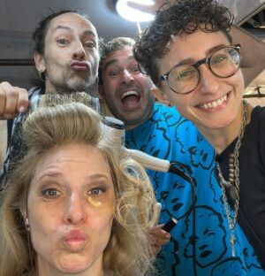 Carla Peterson Instagram - Terminamos de filmar EL TIEMPO DE LAS MOSCAS . Este abrazo es la suma del esfuerzo y trabajo de un equipo de  enorme. 
Nos aferramos a la fantasía de esta historia y la volvimos realidad. Volamos Muchas horas , llegamos a muchos lugares. Kilómetros de ida y vuelta. Vimos el mar y la oscuridad del encierro. La soledad y la multitud cada vez q sonaba la palabra acción.  La felicidad de estos momentos me la  llevo para siempre en el corazón. 
Gracias por cuidarme mientras todos corríamos de acá para allá.  Las mantitas las pantuflas el cafecito, los cables el pelo las ojeras la letra la LUZ , la marca .
! Dos equipos de los mejores de nuestro cine. 
Cada día agradezco la suerte que tengo, pero esto ni en mis sueños!  Una vez más lo hicimos juntas @duplaa_nancyok y lo seguiremos haciendo ! 
Gracias al motor q genero todo  @vaneragone @haddockfilms 
Dirigida x @anina_katz y @benjanaishtat  háblame de Lujo. 
Me llevo amigas y amigos. 
Gracias infinitas gracias!!!
@adrivior @gustrivi @elirosesok @cataniava @dinobalanzino @ohgaleano @yararadop  @tomasobalas 
@nicodiodo @galarralde @flor.orce y los amigos de sutep @juanitosanza @bebuuu88 @radnerg @fran_seoane__ @ciudadanimal27  @soylakuma @marianarossellimakeup @floragrosso.mua @
@javierbraier @valerialois @osquiguzman 
Me faltan los @! 
Los quiero un montón! 
Y ahora solo queda esperar y disfrutarla en @chenetflix