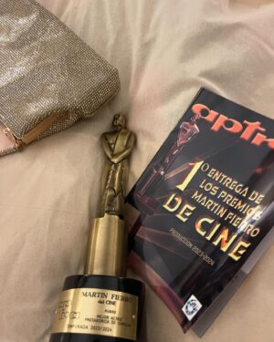 Carla Peterson Instagram - Carretito del festejo 
1 retrato iconic 
2 @javierbraier  el mejor manager do mundo 
3 @_minaserrano que se agacho un poquito para la foto. 
4 gracias @aptraorg x festejar nuestro cine y ficción
5premio Blondi mejor ópera prima con @toto.rovito 
6 gracias @julietadiaz77 y este premio es tan tuyo como mío.
7 @duplaa_nancyok @leosbaraglia ❤️
8 Morelli y Berruti 
9 chocha me retiro con la estatuilla
10 foto para revista con @minagostini  arte arte
11 gracias @intercontinental_buenosaires  que me trajo suerte, ahi hicimos junket de la peli así q comparto el premio.
@rfgstylecoaching 
@nanogmd  les amo 
Gracias @neccphoto x las fotos hermosas 
@nomerompanlapelicula  la podes ver en @netflixlat