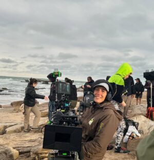 Carla Peterson Instagram - Terminamos de filmar EL TIEMPO DE LAS MOSCAS . Este abrazo es la suma del esfuerzo y trabajo de un equipo de  enorme. 
Nos aferramos a la fantasía de esta historia y la volvimos realidad. Volamos Muchas horas , llegamos a muchos lugares. Kilómetros de ida y vuelta. Vimos el mar y la oscuridad del encierro. La soledad y la multitud cada vez q sonaba la palabra acción.  La felicidad de estos momentos me la  llevo para siempre en el corazón. 
Gracias por cuidarme mientras todos corríamos de acá para allá.  Las mantitas las pantuflas el cafecito, los cables el pelo las ojeras la letra la LUZ , la marca .
! Dos equipos de los mejores de nuestro cine. 
Cada día agradezco la suerte que tengo, pero esto ni en mis sueños!  Una vez más lo hicimos juntas @duplaa_nancyok y lo seguiremos haciendo ! 
Gracias al motor q genero todo  @vaneragone @haddockfilms 
Dirigida x @anina_katz y @benjanaishtat  háblame de Lujo. 
Me llevo amigas y amigos. 
Gracias infinitas gracias!!!
@adrivior @gustrivi @elirosesok @cataniava @dinobalanzino @ohgaleano @yararadop  @tomasobalas 
@nicodiodo @galarralde @flor.orce y los amigos de sutep @juanitosanza @bebuuu88 @radnerg @fran_seoane__ @ciudadanimal27  @soylakuma @marianarossellimakeup @floragrosso.mua @
@javierbraier @valerialois @osquiguzman 
Me faltan los @! 
Los quiero un montón! 
Y ahora solo queda esperar y disfrutarla en @chenetflix