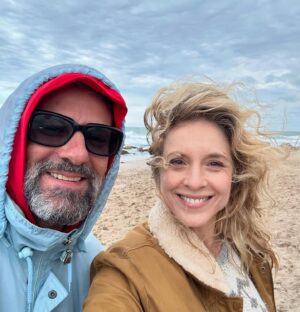 Carla Peterson Instagram - Terminamos de filmar EL TIEMPO DE LAS MOSCAS . Este abrazo es la suma del esfuerzo y trabajo de un equipo de  enorme. 
Nos aferramos a la fantasía de esta historia y la volvimos realidad. Volamos Muchas horas , llegamos a muchos lugares. Kilómetros de ida y vuelta. Vimos el mar y la oscuridad del encierro. La soledad y la multitud cada vez q sonaba la palabra acción.  La felicidad de estos momentos me la  llevo para siempre en el corazón. 
Gracias por cuidarme mientras todos corríamos de acá para allá.  Las mantitas las pantuflas el cafecito, los cables el pelo las ojeras la letra la LUZ , la marca .
! Dos equipos de los mejores de nuestro cine. 
Cada día agradezco la suerte que tengo, pero esto ni en mis sueños!  Una vez más lo hicimos juntas @duplaa_nancyok y lo seguiremos haciendo ! 
Gracias al motor q genero todo  @vaneragone @haddockfilms 
Dirigida x @anina_katz y @benjanaishtat  háblame de Lujo. 
Me llevo amigas y amigos. 
Gracias infinitas gracias!!!
@adrivior @gustrivi @elirosesok @cataniava @dinobalanzino @ohgaleano @yararadop  @tomasobalas 
@nicodiodo @galarralde @flor.orce y los amigos de sutep @juanitosanza @bebuuu88 @radnerg @fran_seoane__ @ciudadanimal27  @soylakuma @marianarossellimakeup @floragrosso.mua @
@javierbraier @valerialois @osquiguzman 
Me faltan los @! 
Los quiero un montón! 
Y ahora solo queda esperar y disfrutarla en @chenetflix