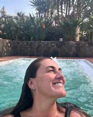 Carlota Corredera Instagram - Carrusel de mi estancia en @seasidepalmbeach 🎠🌴🌊 Gracias infinitas @villarrazocomunicacion @silviavillarrazo 🕯️💜

1. ¡Ya estoy aquí!
2. Mi habitación con vistas al mar
3. Maspalomas despierta
4. Paseo diario por la playa después de desayunar
5. Al viento y al fondo @seasidepalmbeach 
6. La mujer de mi vida
7. Océano Atlántico
8. Feliz
9. Relajada
10. Sirenita
11. Burbujas
12. Mi piscina favorita
13. Vitamina D
14. Todo el día por delante
15. Ver amanecer desde la cama
16. El faro de día
17. El faro de noche
18. ¡Esto sí que es lujo!
19. Mi sonrisa después de las saunas del spa&wellness de @seasidepalmbeach 
#seasidecollection #seasidemoments #seasidepalmbeach #villarrazocomunicación