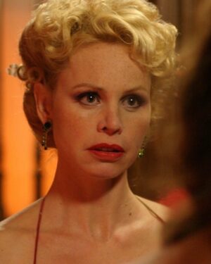 Carole Richert Instagram - Perruques, chapeaux, blonde, rousse, traverser le temps, les époques …De quoi décoiffer le quotidien ! À suivre …#actrice #film #