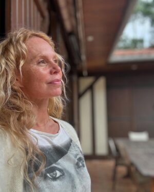 Carole Richert Instagram - #nature #accro #reveilauvert #lumiere #airpur #weekend  TOUT CE QUE J’’AIME !  et les yeux de BB #brigittebardot