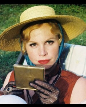 Carole Richert Instagram - Perruques, chapeaux, blonde, rousse, traverser le temps, les époques …De quoi décoiffer le quotidien ! À suivre …#actrice #film #