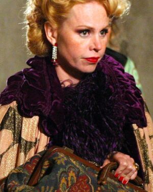 Carole Richert Instagram - Perruques, chapeaux, blonde, rousse, traverser le temps, les époques …De quoi décoiffer le quotidien ! À suivre …#actrice #film #