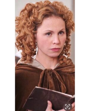 Carole Richert Instagram - Perruques, chapeaux, blonde, rousse, traverser le temps, les époques …De quoi décoiffer le quotidien ! À suivre …#actrice #film #