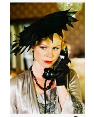 Carole Richert Instagram - Perruques, chapeaux, blonde, rousse, traverser le temps, les époques …De quoi décoiffer le quotidien ! À suivre …#actrice #film #