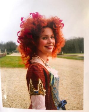 Carole Richert Instagram - Perruques, chapeaux, blonde, rousse, traverser le temps, les époques …De quoi décoiffer le quotidien ! À suivre …#actrice #film #