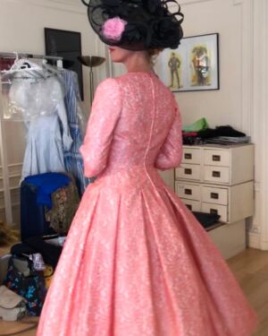 Carole Richert Instagram - Perruques, chapeaux, blonde, rousse, traverser le temps, les époques …De quoi décoiffer le quotidien ! À suivre …#actrice #film #
