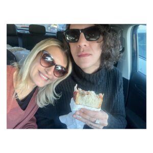 Carolina Crescentini Instagram - Amici in autogrill Buon Natale!! 
#pranzodinataleinautogrill
#tradizioni
#buonnatale
#us