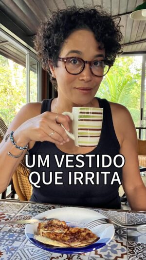 Carolina Loback Instagram - Bom dia! Sem falar naquele jeans de 2014 que você ainda guarda na esperança de voltar a ser aquela uma que já não existe mais. Detalhe: em 2014 você também achava que precisava perder uns quilinhos pra caber melhor. Sincera e honestamente… pra quê?

#café #moda