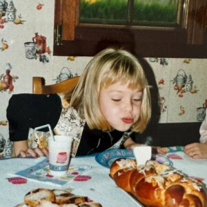 Caroline Receveur Instagram - Happy Birthday to me, to her 🎂🦂✨
Fière et admirative de cette petite Caroline devenue grande, celle qui n’aurait jamais imaginé vivre autant de vies en une seule. To another year of growing in strength, wisdom and grace 💫🤍 10/11