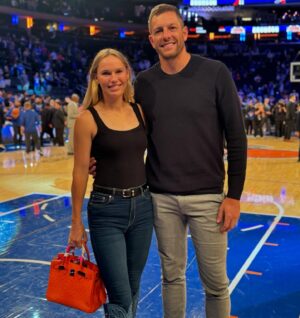 Caroline Wozniacki Instagram - Opening night was a success! Let’s go @nyknicks 👏🏻