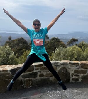 Carrie Bickmore Instagram - My child bearing hips are screaming 
My bunions are burning 
My fingers are like sausages 
My heart is full. 🥹❤️
We made it!!!! @pointtopinnacle @carriesb4bc