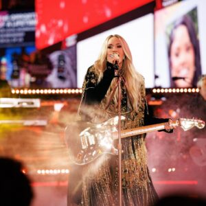 Carrie Underwood Instagram - We had such a magical time ringing in the new year in #TimesSquare with @RockinEve ! Welcome to 2025, folks! May we all make the most of it…the possibilities are endless! Praying for peace, health and blessings for us all! 
#NewYearsRockinEve
#NYC
📸: @jeffjohnsonimages