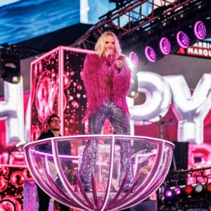 Carrie Underwood Instagram - We had such a magical time ringing in the new year in #TimesSquare with @RockinEve ! Welcome to 2025, folks! May we all make the most of it…the possibilities are endless! Praying for peace, health and blessings for us all! 
#NewYearsRockinEve
#NYC
📸: @jeffjohnsonimages