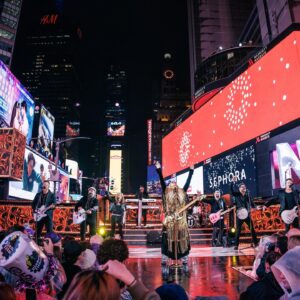 Carrie Underwood Instagram - We had such a magical time ringing in the new year in #TimesSquare with @RockinEve ! Welcome to 2025, folks! May we all make the most of it…the possibilities are endless! Praying for peace, health and blessings for us all! 
#NewYearsRockinEve
#NYC
📸: @jeffjohnsonimages