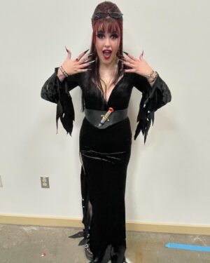 Cassandra Peterson Instagram - Loved seeing everyone’s Elvira costumes at @wahorrorcon this weekend! 😃 Lil’ Elvira was too cute!

#elvira #elviramistressofthedark #halloween #horror