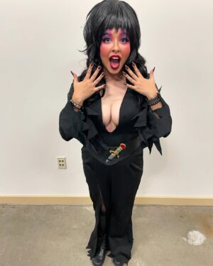 Cassandra Peterson Instagram - Loved seeing everyone’s Elvira costumes at @wahorrorcon this weekend! 😃 Lil’ Elvira was too cute!

#elvira #elviramistressofthedark #halloween #horror