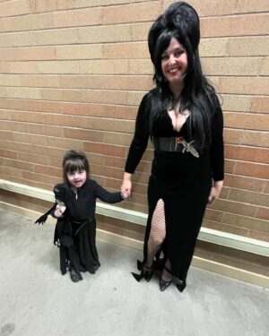 Cassandra Peterson Instagram - Loved seeing everyone’s Elvira costumes at @wahorrorcon this weekend! 😃 Lil’ Elvira was too cute!

#elvira #elviramistressofthedark #halloween #horror