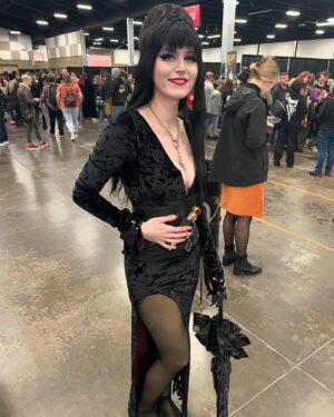 Cassandra Peterson Instagram - Loved seeing everyone’s Elvira costumes at @wahorrorcon this weekend! 😃 Lil’ Elvira was too cute!

#elvira #elviramistressofthedark #halloween #horror