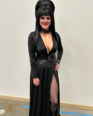 Cassandra Peterson Instagram - Loved seeing everyone’s Elvira costumes at @wahorrorcon this weekend! 😃 Lil’ Elvira was too cute!

#elvira #elviramistressofthedark #halloween #horror