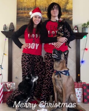 Cat Zingano Instagram - To you and yours,
Merry Christmas 🎄 

With love,
Me and mine 
🥰♥️🎄🎁🎅