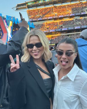 Catherine Joy Perry Instagram - Big Congratulations to @archerofinfamy for cashing in at #Wrestlemania !!!! To see a cash in at Mania after 9 years was EPIC !!! Wrestlecon & #Wrestlemania was a BLAST !!!! Thank you to all the fans that came out to my signings & parties !!! You all are the best fans ever and I love you all so much !!!! @ricflairnatureboy & @nicnemeth always making me laugh at our signings 🤣