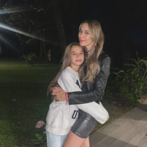 Cecilia Bonelli Instagram - Siempre que la #navidad 🎄🎁sea en familia y nos encuentre a todos unidos será maravillosa. A veces intento volver a conectar con las sensaciones de esas navidades 🎅🏻 de cuando era pequeña, y por momentos cuando vuelvo a mis raíces lo logro. Que cada noche buena nos siga encontrando así, juntos y sobre todo llenos de amor.
PD: papá Noel tráeme más calor las próximas navidades que me venís fallando con eso.