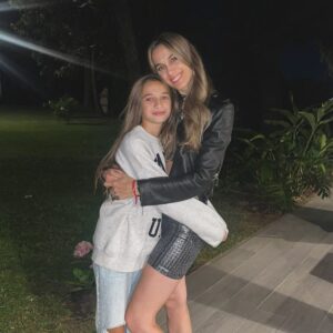 Cecilia Bonelli Instagram - Siempre que la #navidad 🎄🎁sea en familia y nos encuentre a todos unidos será maravillosa. A veces intento volver a conectar con las sensaciones de esas navidades 🎅🏻 de cuando era pequeña, y por momentos cuando vuelvo a mis raíces lo logro. Que cada noche buena nos siga encontrando así, juntos y sobre todo llenos de amor.
PD: papá Noel tráeme más calor las próximas navidades que me venís fallando con eso.