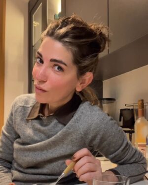 Ceren Moray Instagram - Ay sonunda yapacağımız ve aşırı heyecanlandığımız bir yemeğin demolarını gömerek başladığım; full şapkalı, maskeli, domatesli, analı babalı, gym’li, tedarikli, ıtışlı tıkışlı bir haftayı sondaki fotoğrafın muhattabıyla şenlikler içinde bitirdim. Bana helal olsun kız