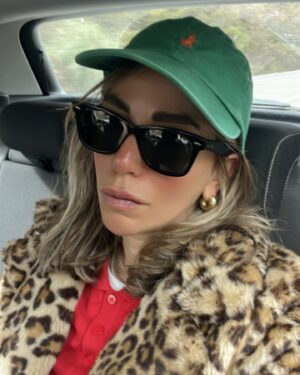 Ceren Moray Instagram - Ay sonunda yapacağımız ve aşırı heyecanlandığımız bir yemeğin demolarını gömerek başladığım; full şapkalı, maskeli, domatesli, analı babalı, gym’li, tedarikli, ıtışlı tıkışlı bir haftayı sondaki fotoğrafın muhattabıyla şenlikler içinde bitirdim. Bana helal olsun kız