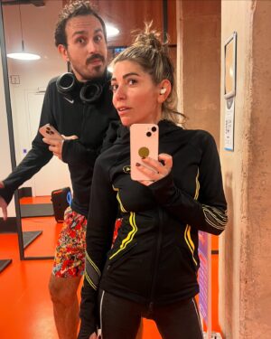 Ceren Moray Instagram - Ay sonunda yapacağımız ve aşırı heyecanlandığımız bir yemeğin demolarını gömerek başladığım; full şapkalı, maskeli, domatesli, analı babalı, gym’li, tedarikli, ıtışlı tıkışlı bir haftayı sondaki fotoğrafın muhattabıyla şenlikler içinde bitirdim. Bana helal olsun kız