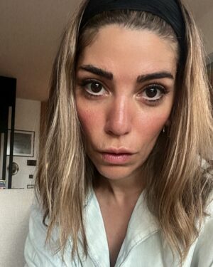 Ceren Moray Instagram - Ay sonunda yapacağımız ve aşırı heyecanlandığımız bir yemeğin demolarını gömerek başladığım; full şapkalı, maskeli, domatesli, analı babalı, gym’li, tedarikli, ıtışlı tıkışlı bir haftayı sondaki fotoğrafın muhattabıyla şenlikler içinde bitirdim. Bana helal olsun kız