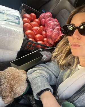 Ceren Moray Instagram - Ay sonunda yapacağımız ve aşırı heyecanlandığımız bir yemeğin demolarını gömerek başladığım; full şapkalı, maskeli, domatesli, analı babalı, gym’li, tedarikli, ıtışlı tıkışlı bir haftayı sondaki fotoğrafın muhattabıyla şenlikler içinde bitirdim. Bana helal olsun kız