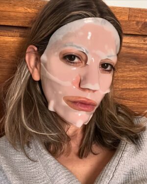 Ceren Moray Instagram - Ay sonunda yapacağımız ve aşırı heyecanlandığımız bir yemeğin demolarını gömerek başladığım; full şapkalı, maskeli, domatesli, analı babalı, gym’li, tedarikli, ıtışlı tıkışlı bir haftayı sondaki fotoğrafın muhattabıyla şenlikler içinde bitirdim. Bana helal olsun kız