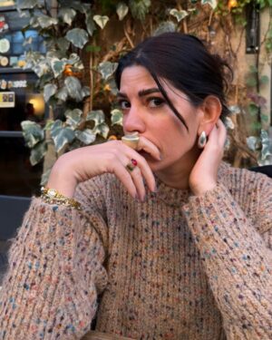 Ceren Moray Instagram - Biz tam bu şekilde Pazar dönecektik aslında Zeynep’imin aklına bu tatil fikri geldiğinde, önce @denciris’le şehir konuşuldu derken aksiyondaydık, Hasan’a menüler sunduk ok’di, Doğu gülürüm şiarıyla en önde, sonra herkes yanlış tuşa bastı bi şekilde benim işaret parmağımla, derken ha şu anda dönüyoruz! Öyle güzel bir grup, öyle doğru bir yerde, bütün bu ikilikten bağımsız bir de; tam zamanında yanlış tuşlara basarak doğru bildiğimizi ettik ki a dostlar. İyi ki doğdun @zeynebocak darısı bütün doğru bildiklerini, yanlış basanlara🫶🏽