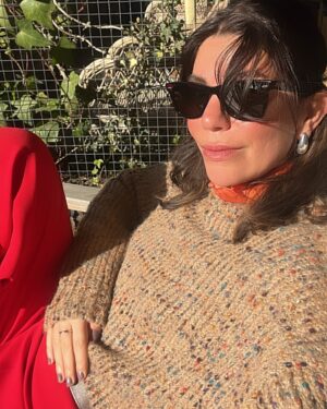 Ceren Moray Instagram - Biz tam bu şekilde Pazar dönecektik aslında Zeynep’imin aklına bu tatil fikri geldiğinde, önce @denciris’le şehir konuşuldu derken aksiyondaydık, Hasan’a menüler sunduk ok’di, Doğu gülürüm şiarıyla en önde, sonra herkes yanlış tuşa bastı bi şekilde benim işaret parmağımla, derken ha şu anda dönüyoruz! Öyle güzel bir grup, öyle doğru bir yerde, bütün bu ikilikten bağımsız bir de; tam zamanında yanlış tuşlara basarak doğru bildiğimizi ettik ki a dostlar. İyi ki doğdun @zeynebocak darısı bütün doğru bildiklerini, yanlış basanlara🫶🏽