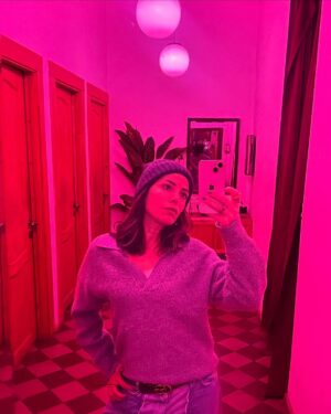 Ceren Moray Instagram - Biz tam bu şekilde Pazar dönecektik aslında Zeynep’imin aklına bu tatil fikri geldiğinde, önce @denciris’le şehir konuşuldu derken aksiyondaydık, Hasan’a menüler sunduk ok’di, Doğu gülürüm şiarıyla en önde, sonra herkes yanlış tuşa bastı bi şekilde benim işaret parmağımla, derken ha şu anda dönüyoruz! Öyle güzel bir grup, öyle doğru bir yerde, bütün bu ikilikten bağımsız bir de; tam zamanında yanlış tuşlara basarak doğru bildiğimizi ettik ki a dostlar. İyi ki doğdun @zeynebocak darısı bütün doğru bildiklerini, yanlış basanlara🫶🏽