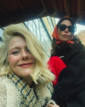 Ceren Moray Instagram - Biz tam bu şekilde Pazar dönecektik aslında Zeynep’imin aklına bu tatil fikri geldiğinde, önce @denciris’le şehir konuşuldu derken aksiyondaydık, Hasan’a menüler sunduk ok’di, Doğu gülürüm şiarıyla en önde, sonra herkes yanlış tuşa bastı bi şekilde benim işaret parmağımla, derken ha şu anda dönüyoruz! Öyle güzel bir grup, öyle doğru bir yerde, bütün bu ikilikten bağımsız bir de; tam zamanında yanlış tuşlara basarak doğru bildiğimizi ettik ki a dostlar. İyi ki doğdun @zeynebocak darısı bütün doğru bildiklerini, yanlış basanlara🫶🏽