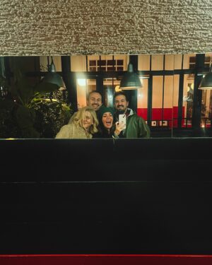 Ceren Moray Instagram - Biz tam bu şekilde Pazar dönecektik aslında Zeynep’imin aklına bu tatil fikri geldiğinde, önce @denciris’le şehir konuşuldu derken aksiyondaydık, Hasan’a menüler sunduk ok’di, Doğu gülürüm şiarıyla en önde, sonra herkes yanlış tuşa bastı bi şekilde benim işaret parmağımla, derken ha şu anda dönüyoruz! Öyle güzel bir grup, öyle doğru bir yerde, bütün bu ikilikten bağımsız bir de; tam zamanında yanlış tuşlara basarak doğru bildiğimizi ettik ki a dostlar. İyi ki doğdun @zeynebocak darısı bütün doğru bildiklerini, yanlış basanlara🫶🏽