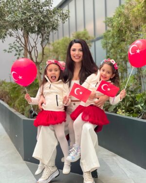 Cevahir Turan Instagram - Kutlu olsun Cumhuriyet’in 101. yaşı. Tüm halklarımızın kardeşliği için parlasın ay yıldız ❤️